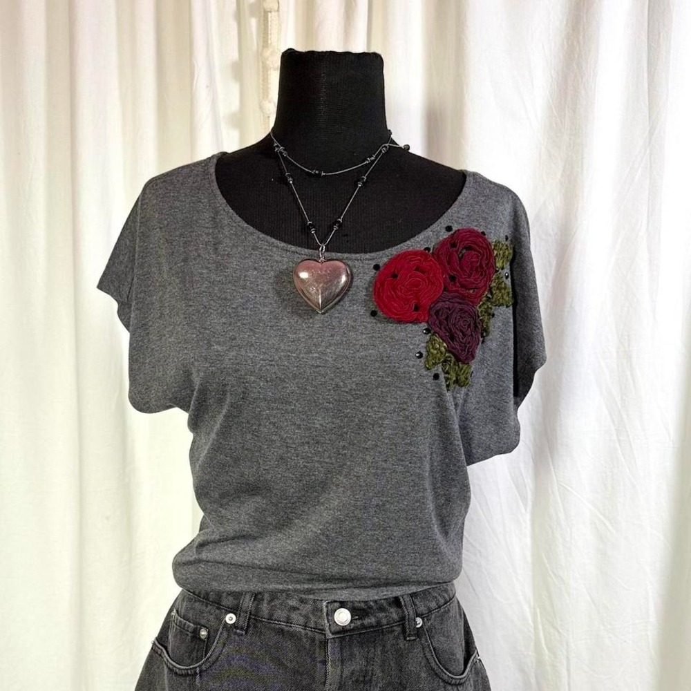 Twenty One (Forever 21) Floral Appliqué‎ Tee – Small